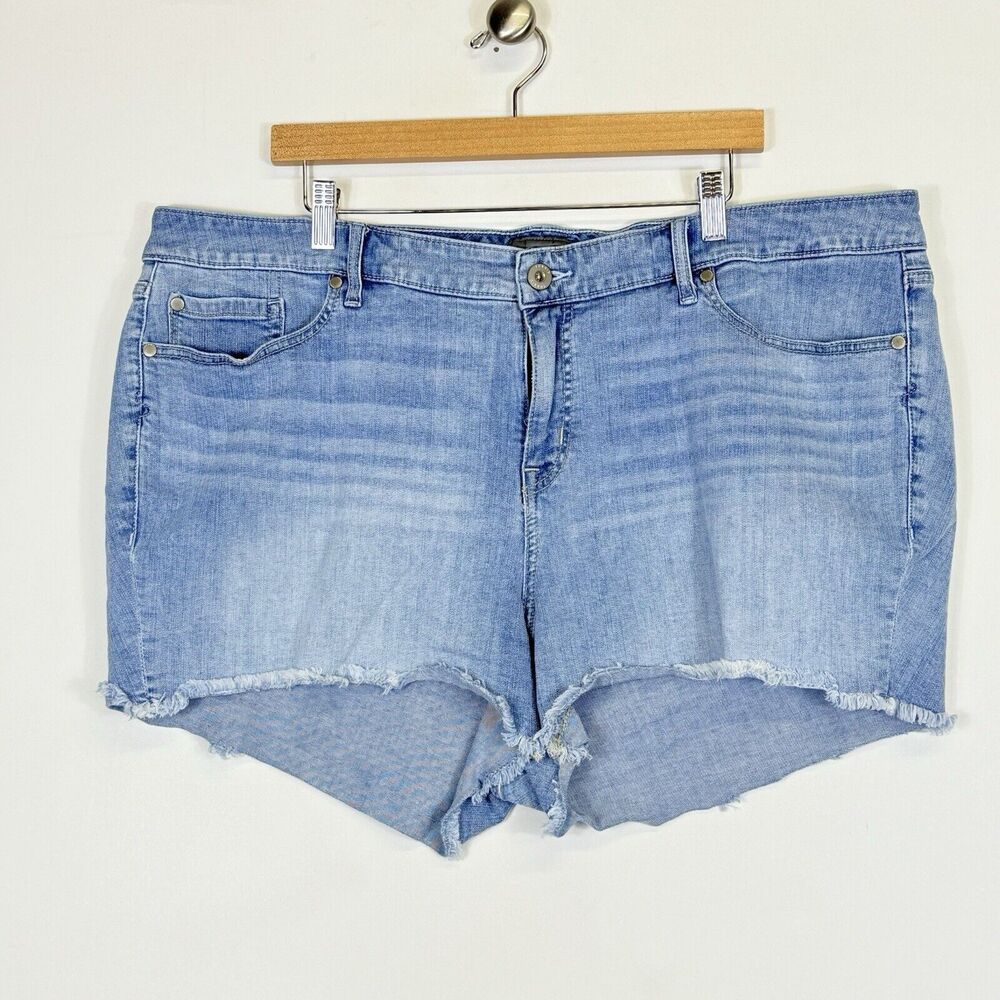 Torrid Light Wash Cropped Cut Off Frayed Hem Denim Jean‎ Shorts Women's 24 Plus